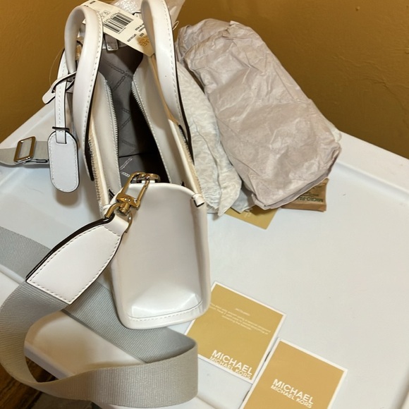 Michael Kors GIGI OPT/Silver SM EW MSGR - Picture 2 of 12